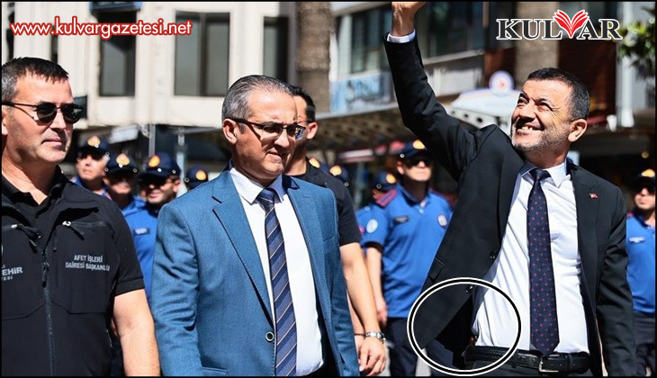 CHP'li belediye başkanı kutlamalara belinde silahla katıldı