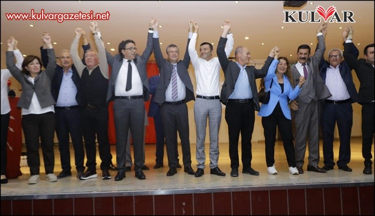 CHP'nin Denizli'deki 14 kurultay delegesi, Özgür Özel'in adaylığı için imza verdi