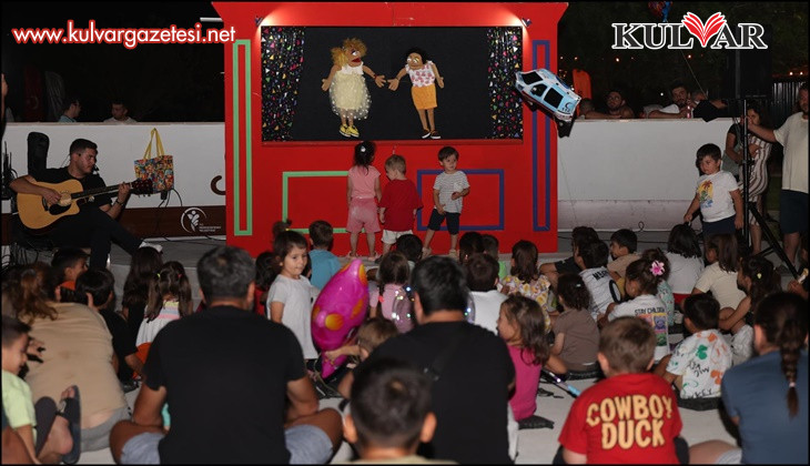 ÇOCUKLAR KUKLA TİYATROSU İLE EĞLENDİ
