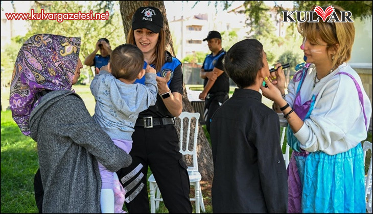 Çocukların yüzünü güldüren polis kalpleri ısıttı