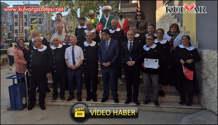 Çocuklarının yerine önlük giyen veliler, Okuma Haftasını sokaklarda kutladı