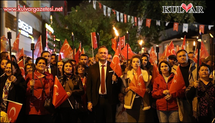 Cumhuriyetin 102. yaşı Çivril’de fener alayı ve konserle kutlandı