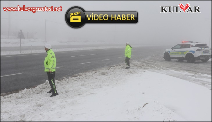 Denizli - Antalya karayolunda etkili olan yoğun sis ve kar yağışı sürücüleri zorladı