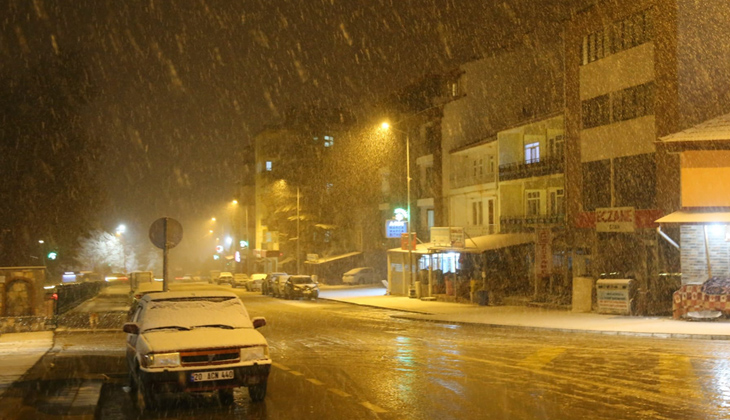 Denizli kent merkezine beklenen ilk kar düştü