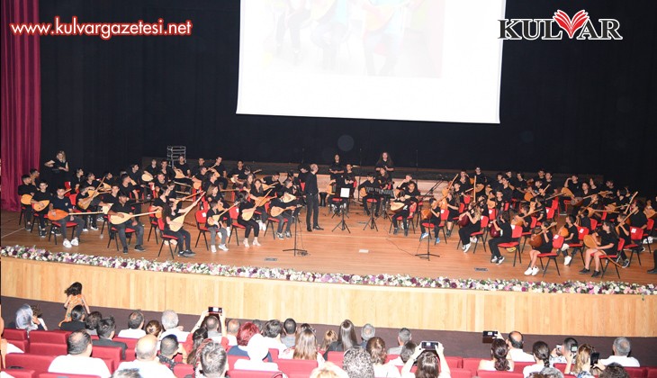 Denizli türkülerini 120 öğrenciden oluşan dev orkestra seslendirdi