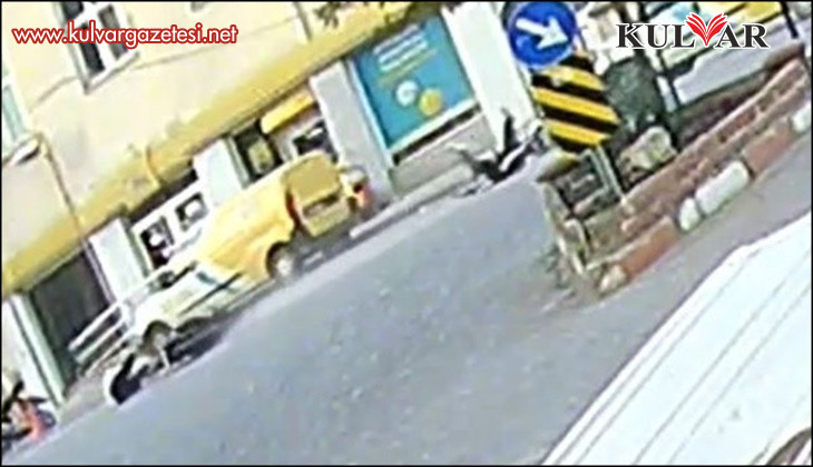 Denizli'de akıl almaz kaza: Sinyali koluyla verince motosikletliyi yere düşürdü