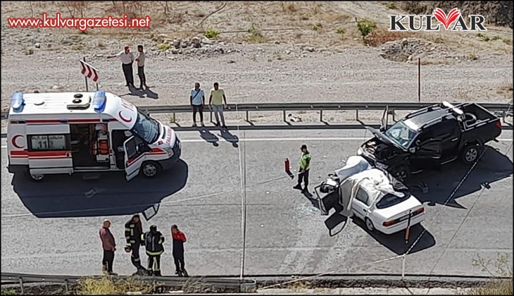 Denizli’de iki otomobil kafa kafaya çarpıştı; 1 ölü,3 yaralı