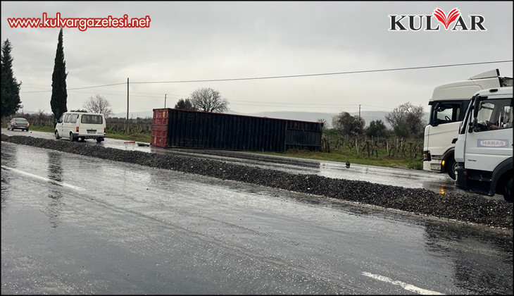 Denizli’de kayganlaşan yolda tırın dorsesi yola savruldu