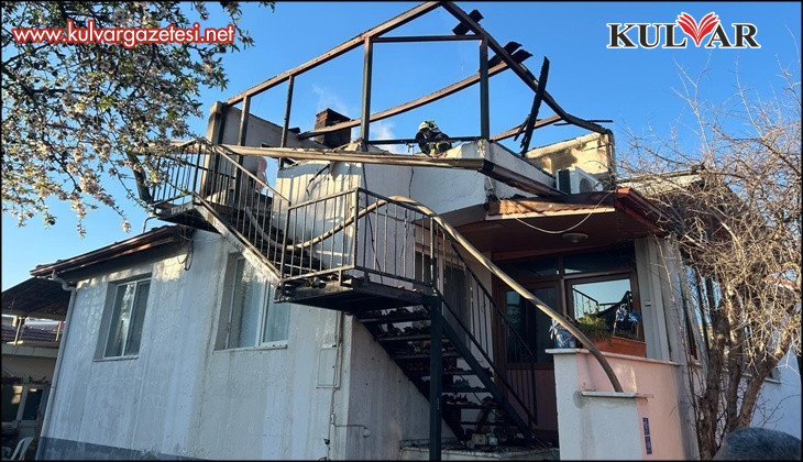 Denizli’de korkutan yangında çatı küle döndü