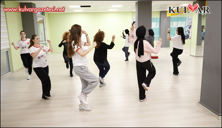 Denizli’de öğrenciler yurtlarda halk oyunları öğreniyor