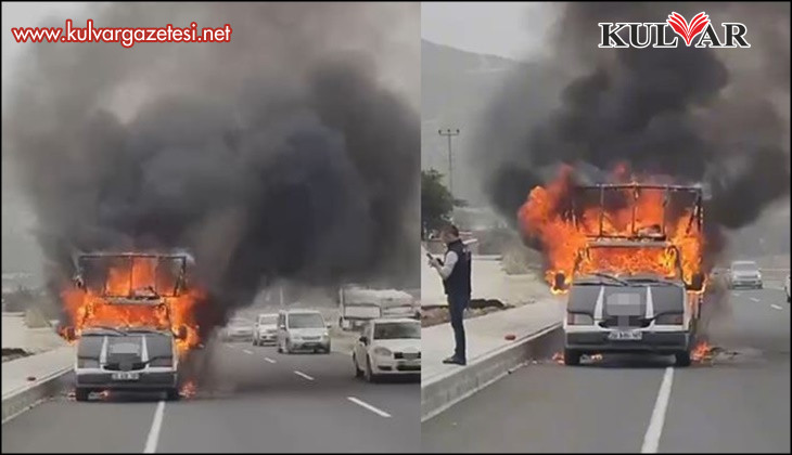 Denizli'de seyir halindeki araç alevlere teslim oldu