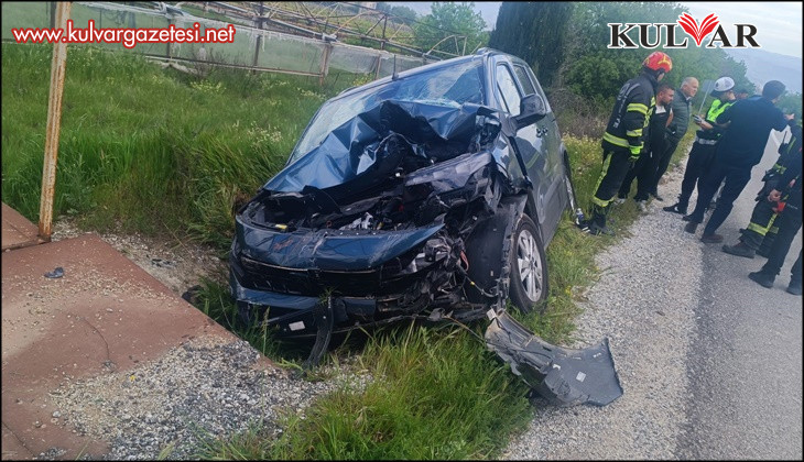 Denizli’de traktör ile hafif ticari araç çarpıştı