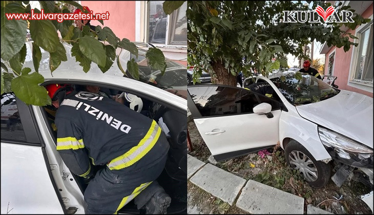 Denizli’de yoldan çıkan otomobil önce ağaca sonra eve çarptı