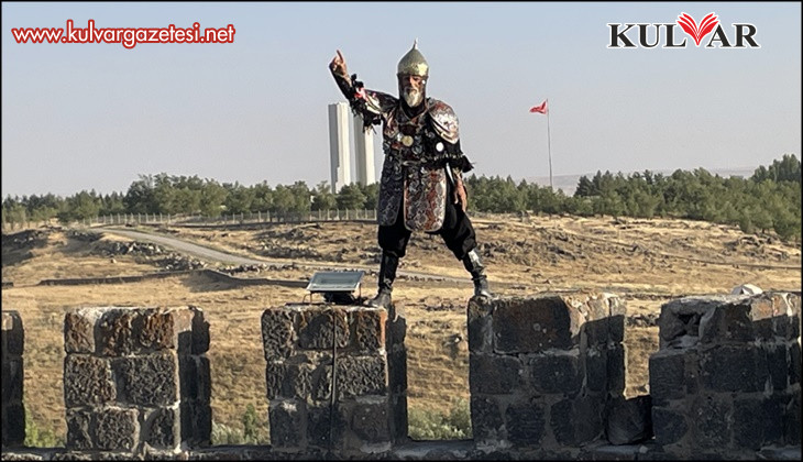 Denizli'den gidip savaş kıyafetiyle Malazgirt Kalesini yeniden fethetti