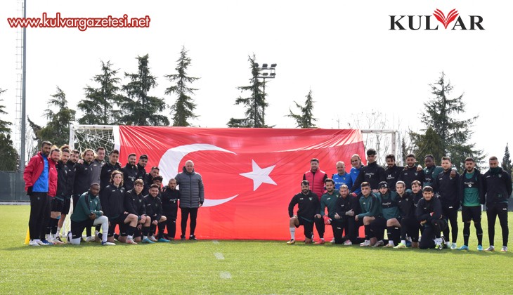  Denizlispor idman öncesi Türk bayrağı açarak şehitleri andı