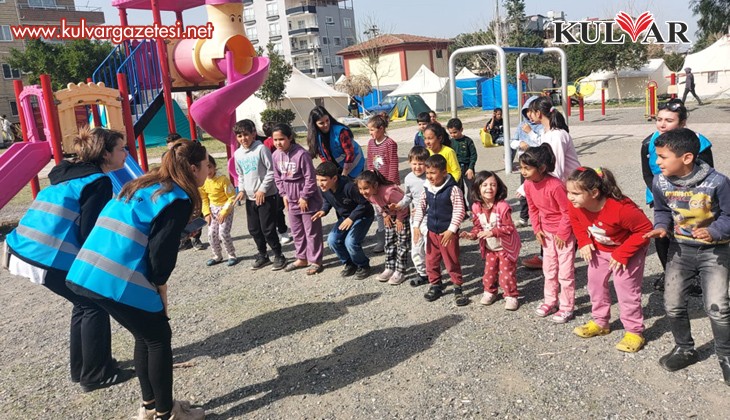 Deprem bölgesinde çocuklar da unutulmadı