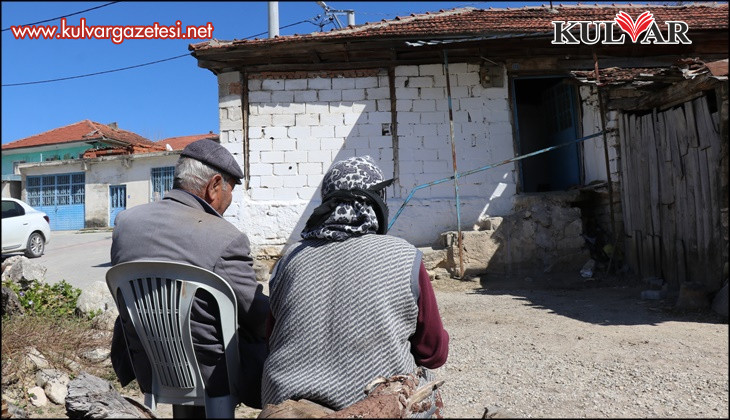 Depremde hasar gören evlerini dışarıdan izliyorlar