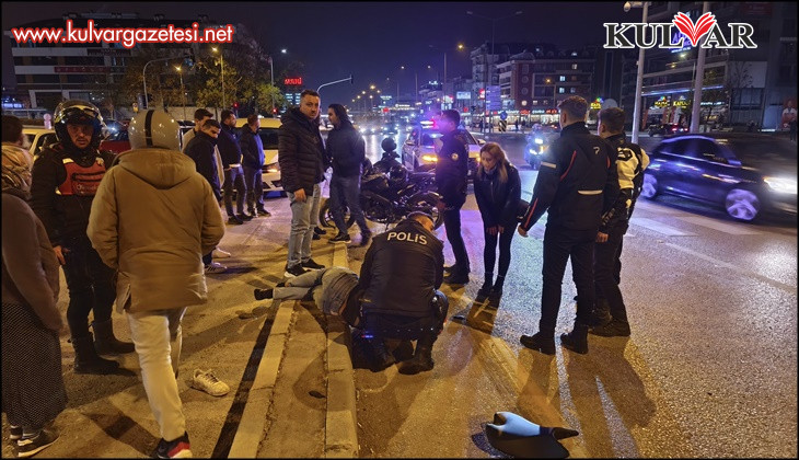 Direksiyon kontrolüne kaybeden motosiklet sürücüsü yön tabelasına çarptı; 2 yaralı