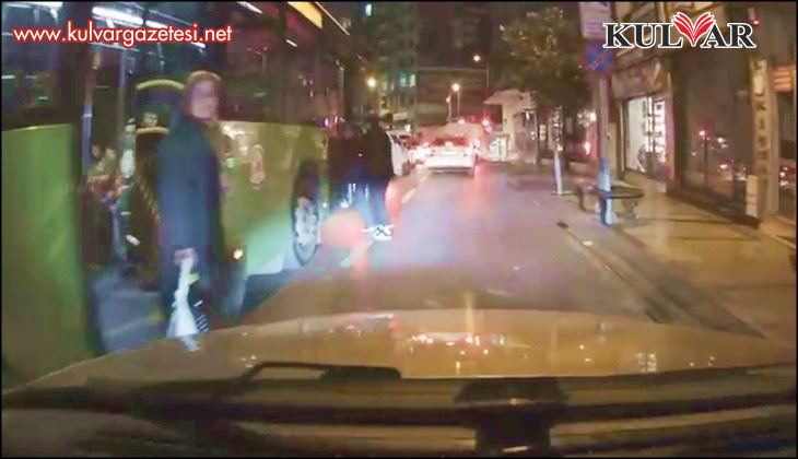 Durak yerine orta şeritte yolcu indirip alan halk otobüsü pes dedirtti