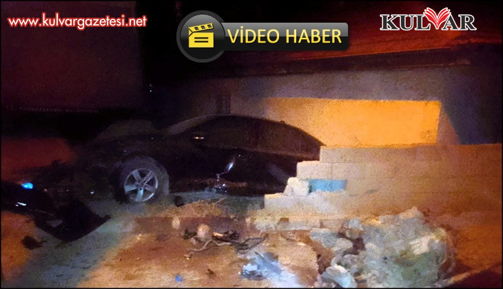 Duvarı yıkan lüks otomobil bahçeye daldı