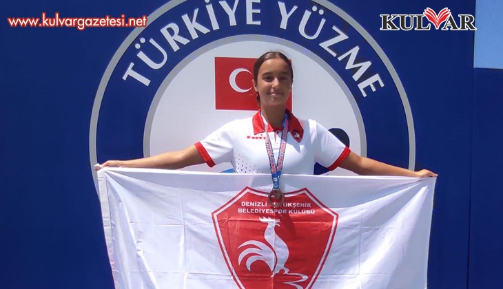 Ecrin Yüzme Şampiyonasında Türkiye Şampiyonu oldu
