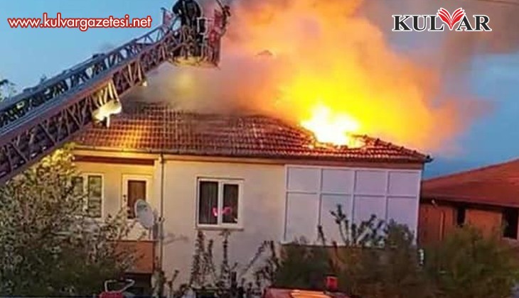 Evin çatısı alev alev yandı