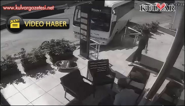 Freni boşalan servis midibüsü direğe çarparak durabildi