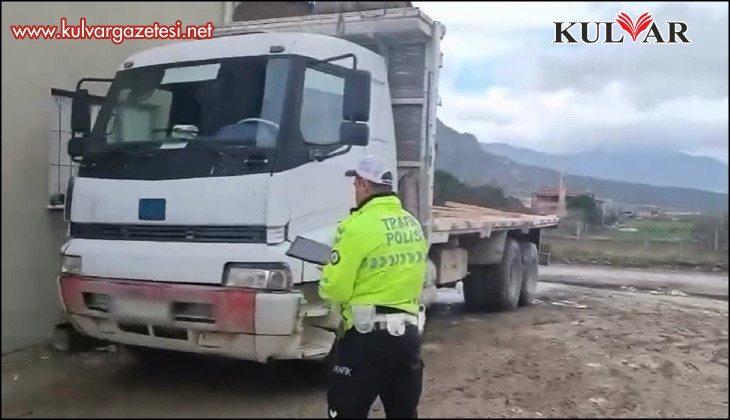Güvenlik önlemleri alınmadan traverten taşıyan kamyona 25 bin lira ceza kesildi