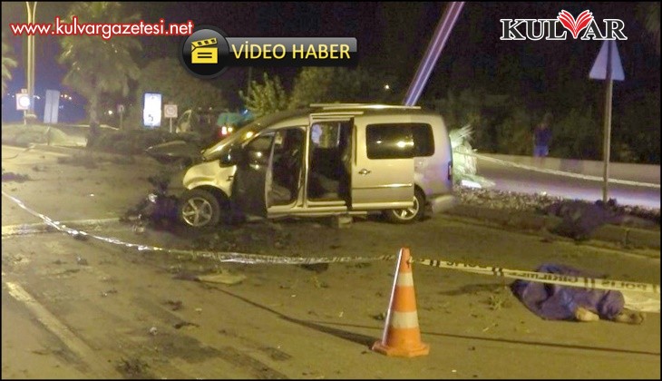 Hafif ticari araç palmiye ağacına ve aydınlatma direğine çarptı: 2 ölü