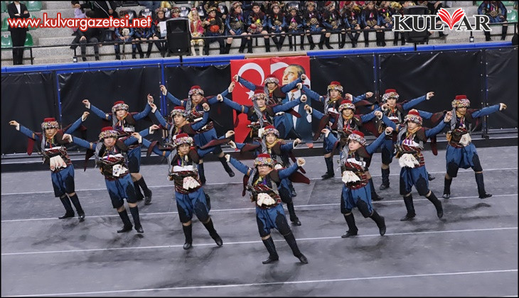 Halk oyunları şöleni izleyenleri büyüledi