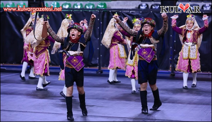 Halk oyunları şöleni izleyenleri mest etti