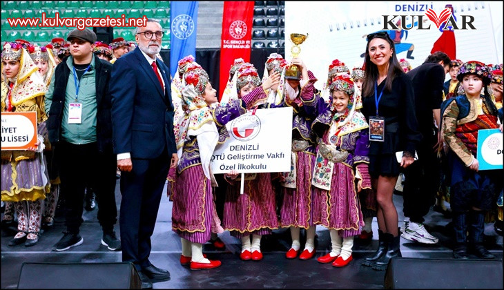 Halk oyunlarında okullar sahne aldı