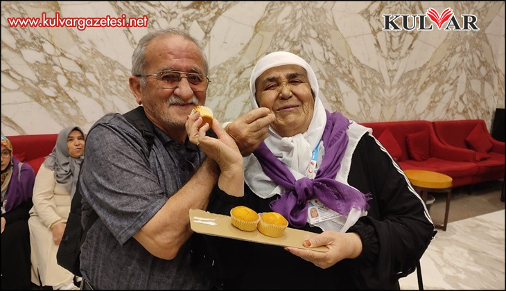 Kalbi sağ tarafta olan umreci 49. evlilik yıl dönümünü Mekke'de kutladı