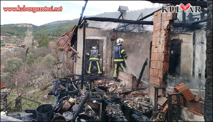 Kale’de alevlere teslim olan ev kullanılamaz hale geldi