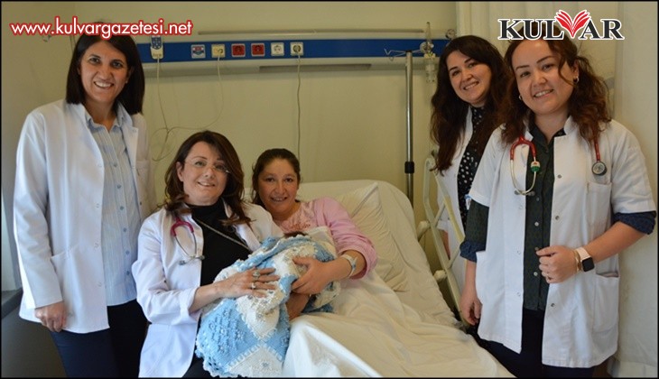 Kalp hastası bebek anne karnında tedavi edildi