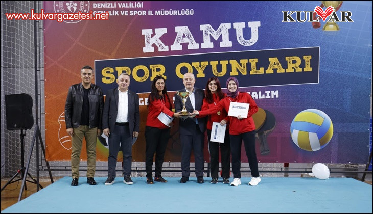 Kamunun şampiyonları kupalarını aldı