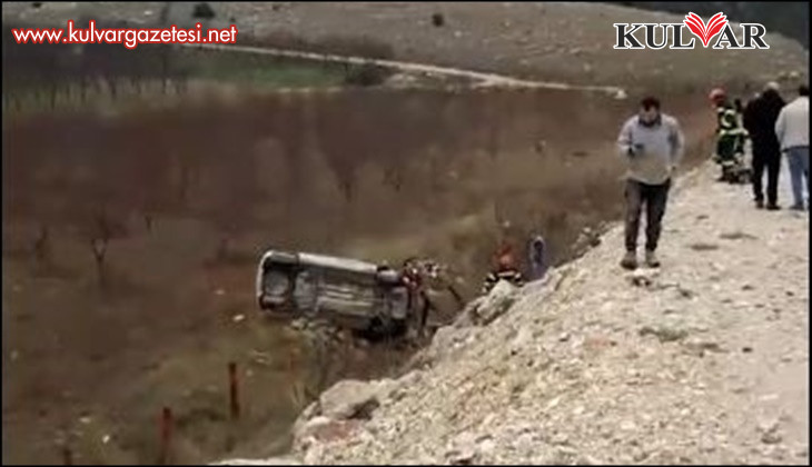 Karşı şeride geçen otomobil şarampole yuvarlandı