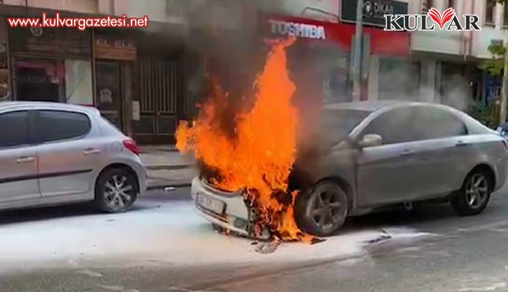  Kırmızı ışıkta bekleyen otomobil alev alev yandı