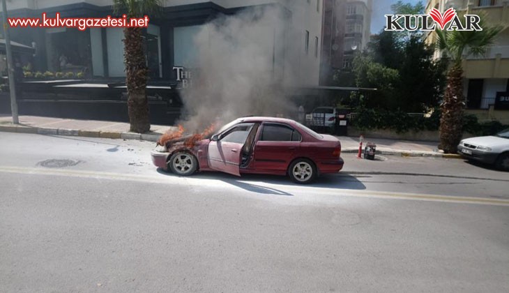 Kırmızı ışıkta bekleyen otomobil alev alev yandı