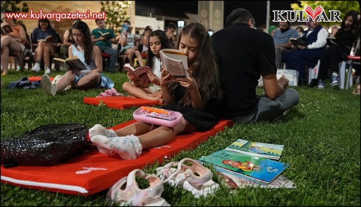 Kitapseverler sessiz okuma etkinliğinde bir araya geldi