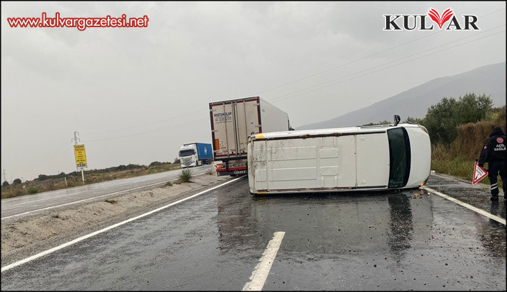 Kontrolden çıkan minibüs devrildi; 1 yaralı