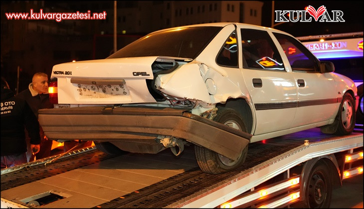 Kontrolden çıkan otomobil, kırmızı ışıkta bekleyen 2 araca çarparak durabildi