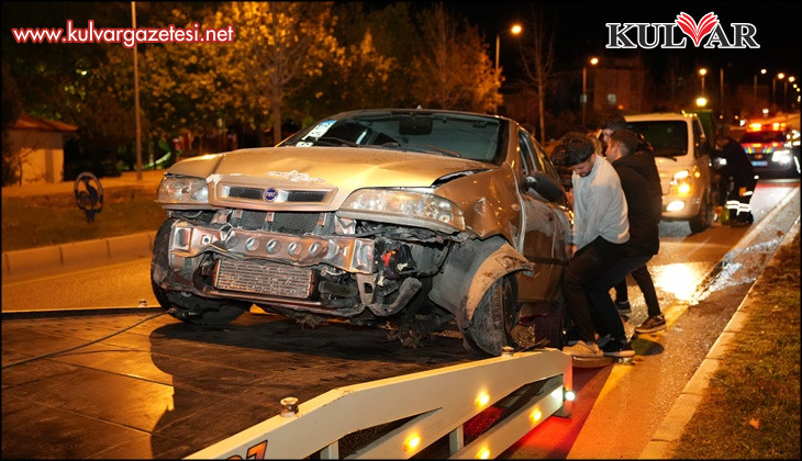 Kontrolden çıkan otomobil önce kaldırıma sonra orta refüjdeki Yavaş levhasına çarptı