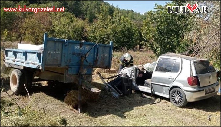 Kontrolden çıkan otomobil römorka çarpıp şarampole uçtu; 2 yaralı