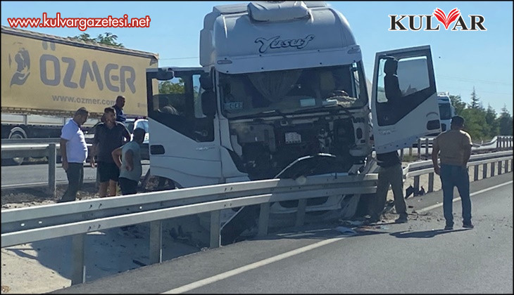 Kontrolden çıkan tır refüje çarparak durabildi