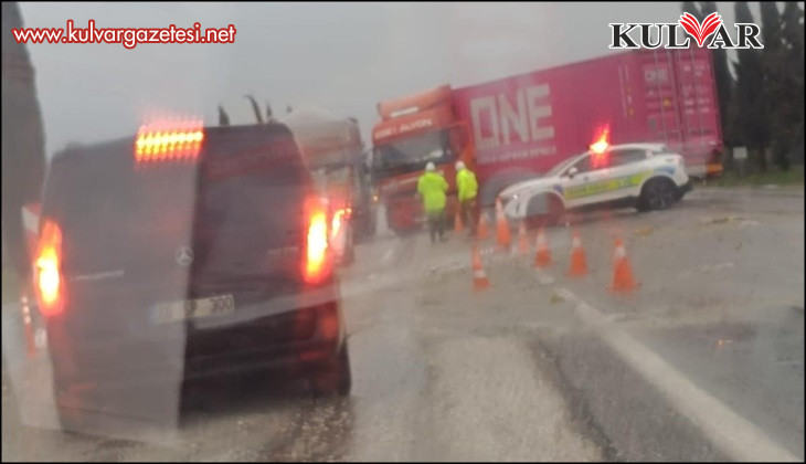 Kontrolden çıkan tır yolu kapattı