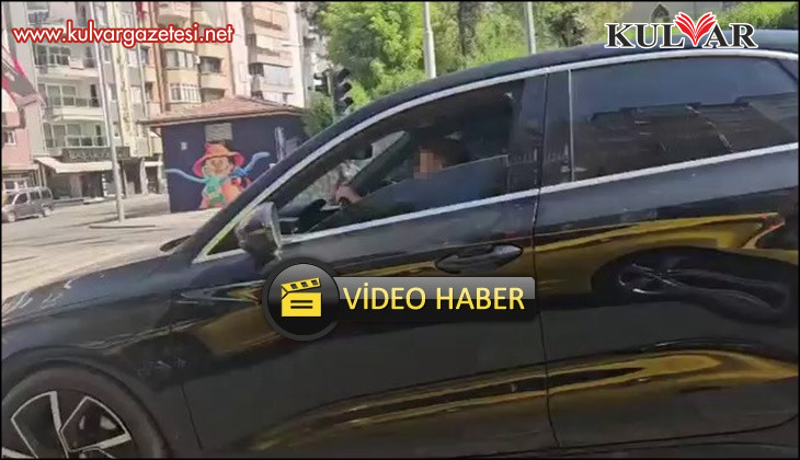 Küçük çocuğa trafikte otomobil kullandırdılar