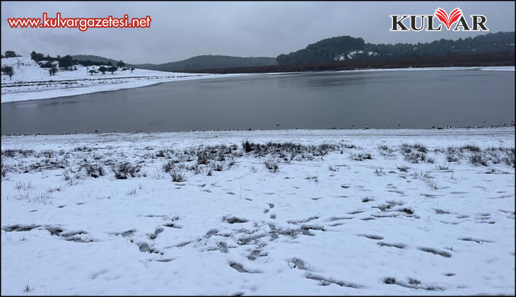 Kuraklıkla mücadele eden Buldan Yayla Gölü beyaza büründü