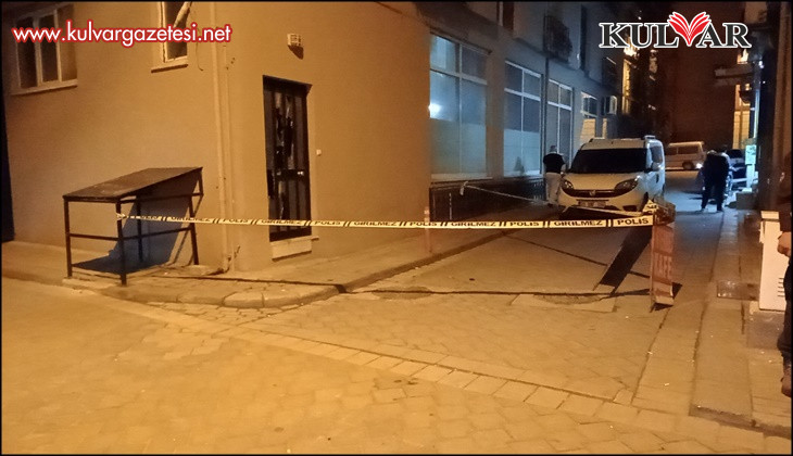 Motosikletli saldırganlar iş yerine tüfekle 3 el ateş açıp kaçtı