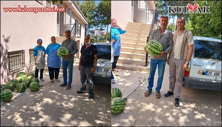 Muhtar tarlasında yetiştirdiği karpuzları huzurevi ve hastanede dağıttı